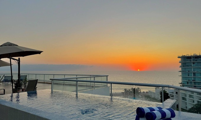 Flamingos Apartamento | Oceanfront PH with private pool