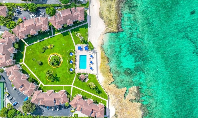 Seven Mile Beach Apartamento | Oceanfront, Pool & Patio | Family/Couples Paradise