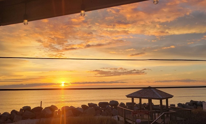 North Carolina Coast Condominio | Oceanfront, Pool, Pet-friendly, First Floor, Next to restaurant and Tiki Bar.