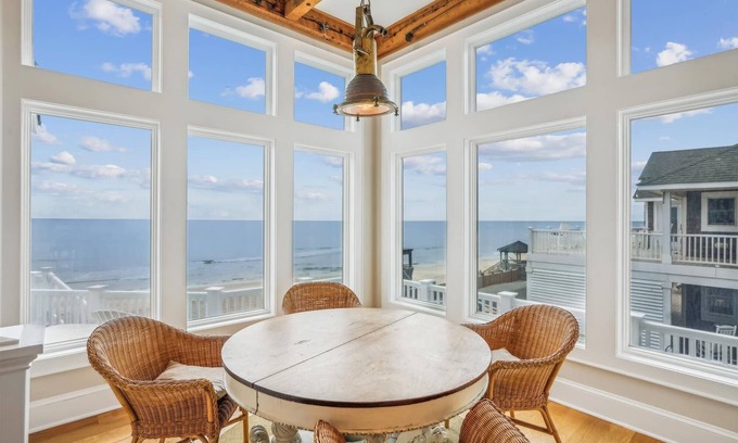 Currituck County Casa | Frente al mar: vistas sin fin! Piscina, jacuzzi, ascensor! Hermosa sala de billar! Mascotas bien