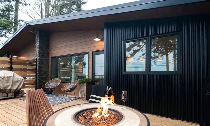Campbell River Casa | Oceanfront Retreat w Sauna & Panoramic Ocean Views! INTRO RATE! NEW TO VRBO