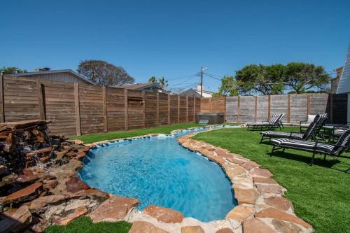 Bay Area Casa | Oceanfront Retreat 2 Homes for 29-Guests