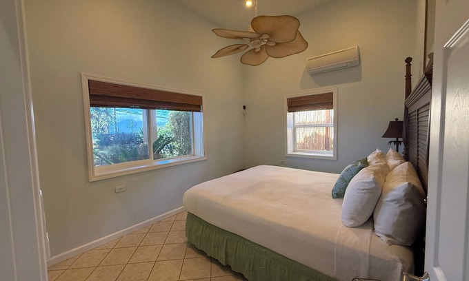 Kahana Cama Y Desayuno | Oceanfront Royal Suite | Steps to Beach w. BBQ & Free Parking | Free Breakfast