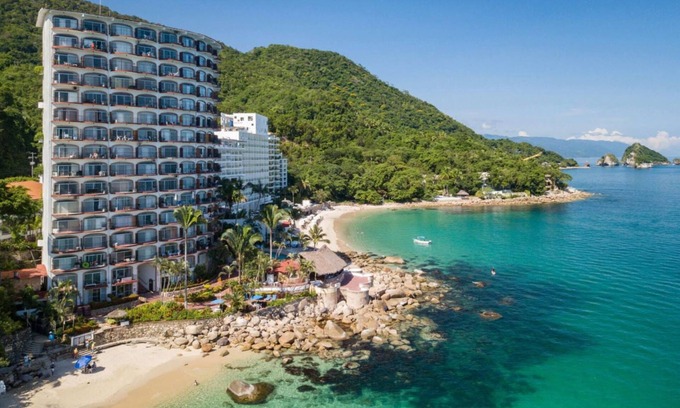 South Shore Hotel Area Condominio | Oceanfront studio condo on Las Gemelas Beach Fully remodeled.