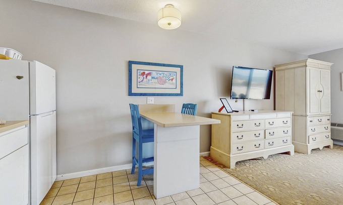North Truro Apartamento | Oceanfront studio suite with amazing views, patio & AC - dogs welcome