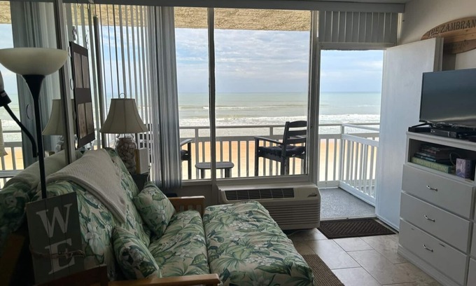 Bostroms Lower Ormond Beach Apartamento | Oceanfront Studio - “also can’t get closer to the beach” View, comfy and clean!