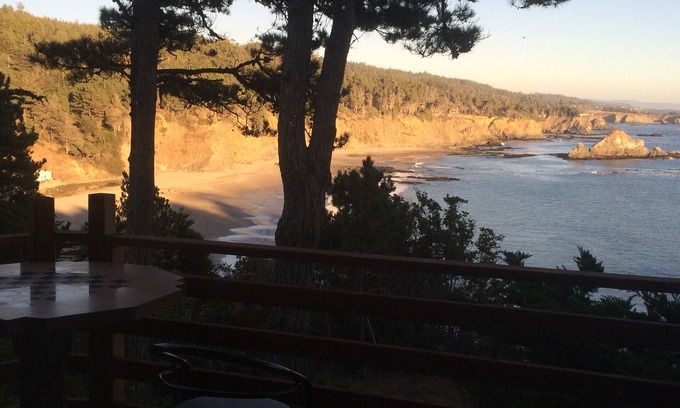 Anchor Bay Apartamento | Oceanfront Studio with views of the Pacific Ocean & Direct Access to the Beach