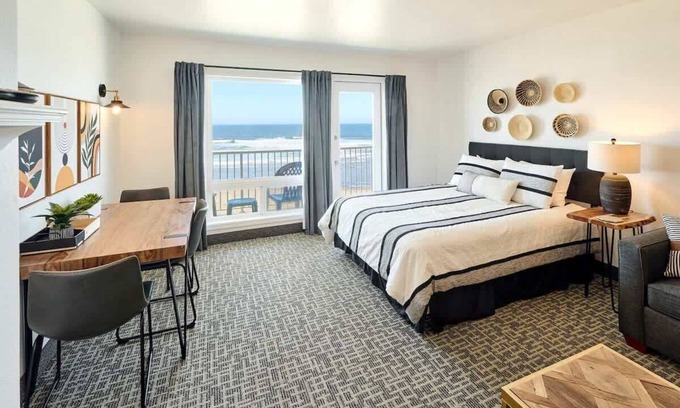 Lincoln City Condominio | Oceanfront Suite - King Bed - Heated Indoor Pool & Hot Tub