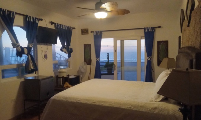 Playas de Rosarito Apartamento | Oceanfront suite with king bed, bbq, pool, jacuzzi, private gate to the beach