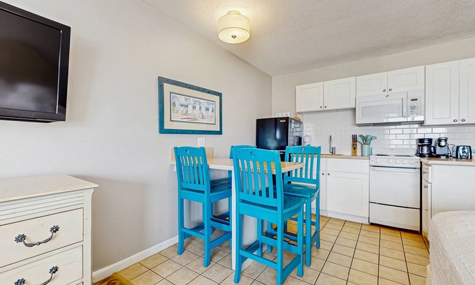 North Truro Apartamento | Oceanfront suite with water-view patio, AC, kitchenette & firepit - dogs welcome