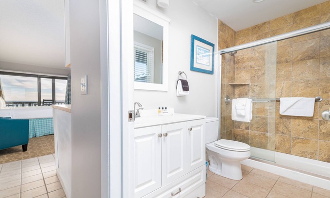 North Truro Apartamento | Oceanfront suite with bay views, full kitchen, balcony, AC, & firepit