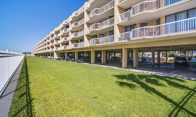 Folly Beach Villa | Villa frente al mar en el tercer piso con amplio balcón privado y piscinas compartidas