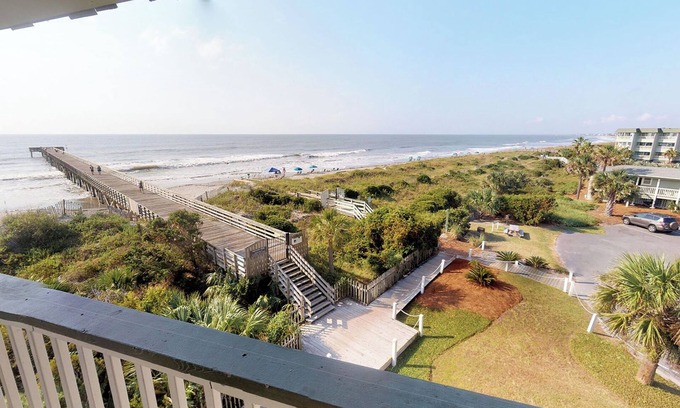 Charleston County Condominio | Oceanfront, Top Floor/ Corner Sea Cabin, Gorgeous Views with Pool