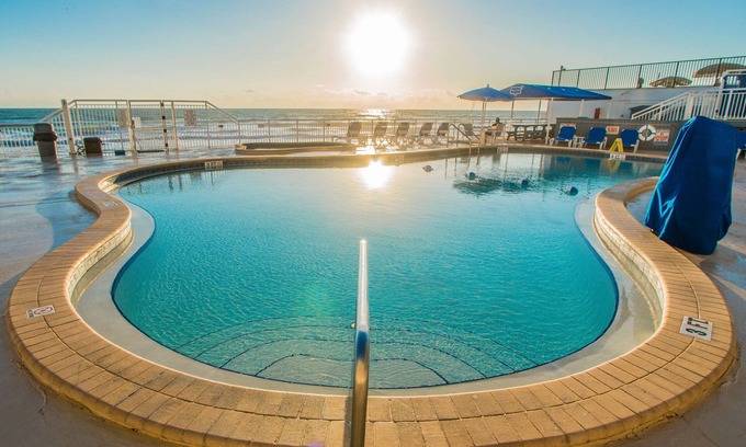Daytona Beach Shores Condominio | Oceanfront 1BR Condo w/Balcony & Kitchen