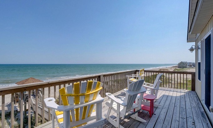 Sneads Ferry Casa | Oceanfront Home, MÚLTIPLES terrazas con acceso privado a la playa
