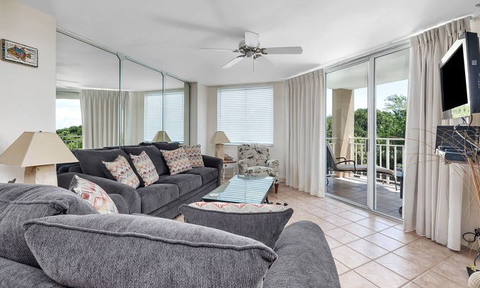 Saint Simons Island Condominio | Oceanfront Condominium with Swimming Pool. Private Boardwalk to Beach! Ocean View