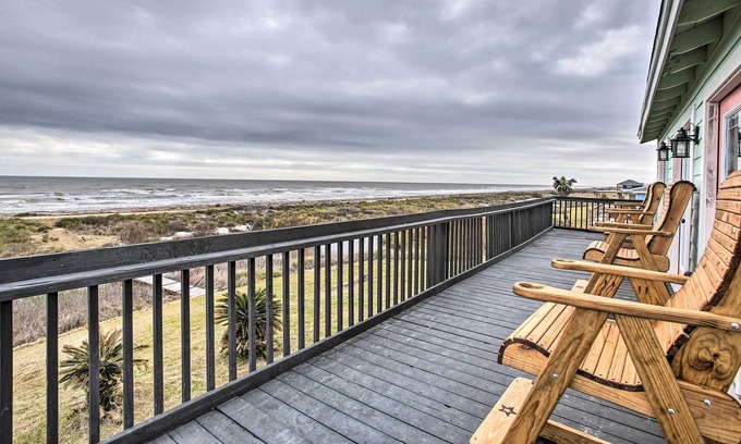 Cedar Lane Cabaña | Oceanfront Vacation Home w/ Deck & Views!