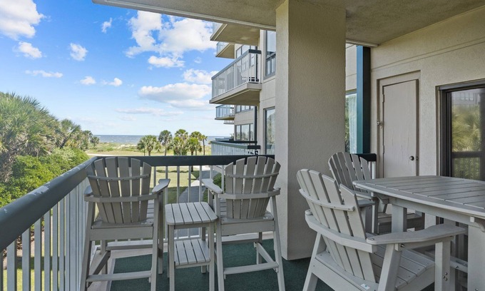 Charleston County Condominio | Oceanfront Villa 1111 Hot Tub & Community Pool! Great Views!