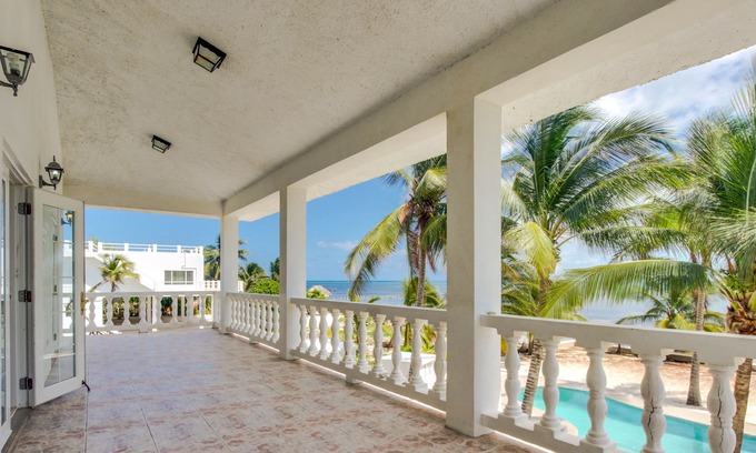 Boca Ciega Casa | Villa frente al mar con piscina compartida, acceso a la playa, excelentes vistas.