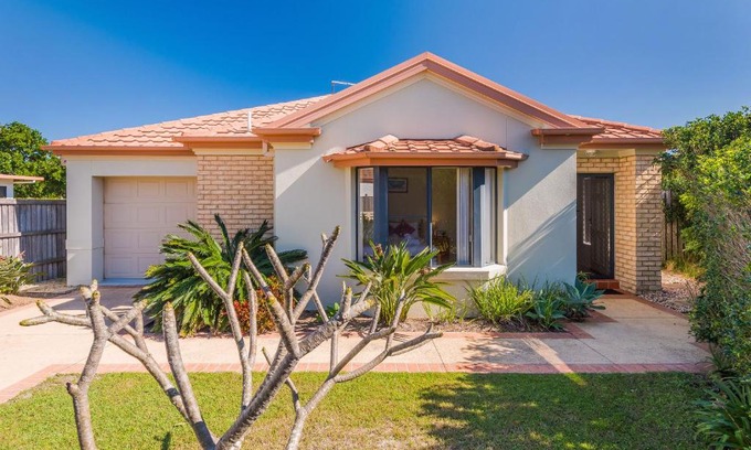 Yamba Casa | Oceania Cottage - LJHooker Yamba