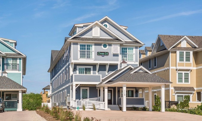 Kill Devil Hills Casa | Casa frente al mar que admite mascotas con servicio de cabañas y limpieza diaria. Vistas al mar, FlexStay, Tiki Bar junto a la piscina, jacuzzi y más