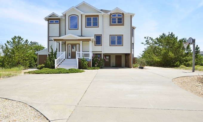 Currituck County Casa | Oceanside: 800 pies al acceso a la playa, piscina privada grande (17x35) y bañera de hidromasaje, sala de juegos con futbolín
