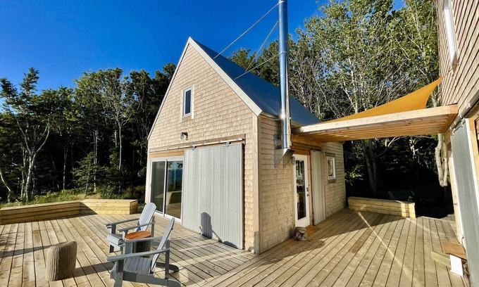 Chimney Corner Cabaña | Oceanside Cottage with Stunning Views 3 min. to Beach, near Cabot Trail & Park