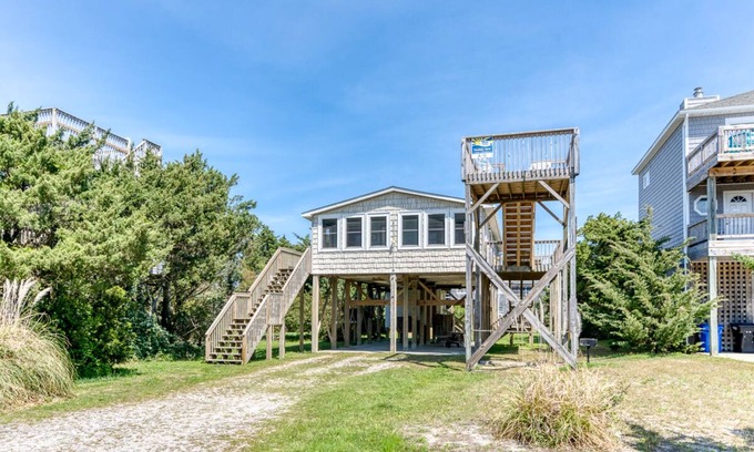 Ocean Isle Estates Casa | Oceanside cottage just a short walk to the beach with a community pool!