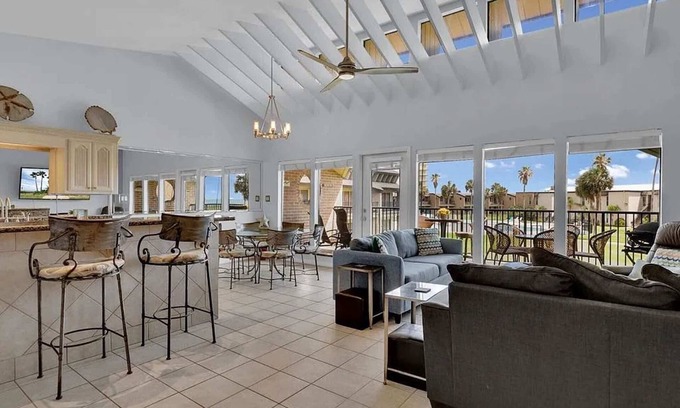 South Padre Island Condominio | Oceanside Getaway, Shared Pool and Beach Access