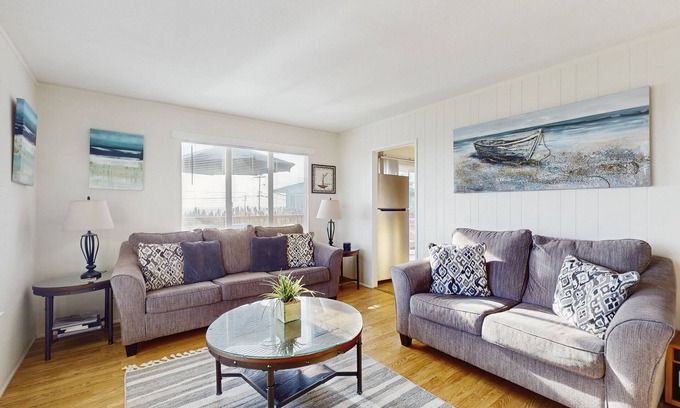 Bodega Bay Cabaña | Oceanside Home Short Walk to Two Beaches w/Free WiFi, Private Hot Tub, & Deck