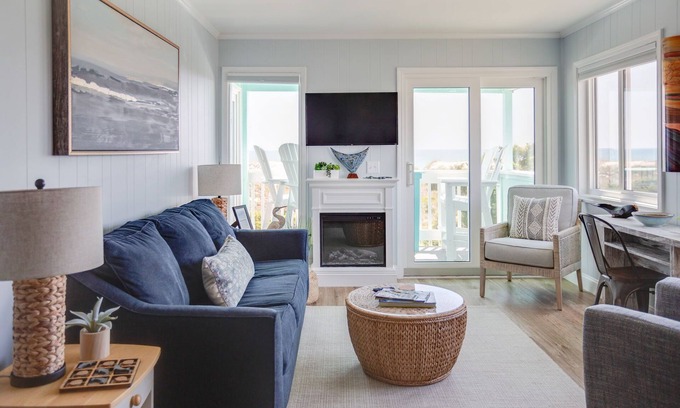 Morehead City Condominio | Oceanside Oasis- Oceanfront, Pool, Steps to beach access -sleeps 6