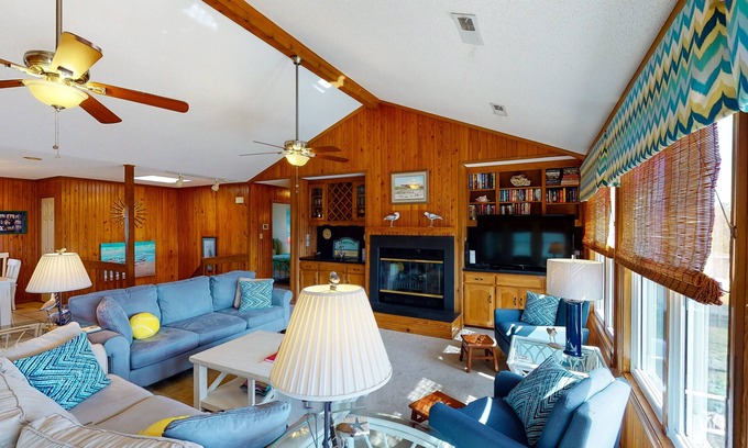 Sandbridge Casa | Oceanside retreat with private tennis/pickleball court, easy beach access & AC