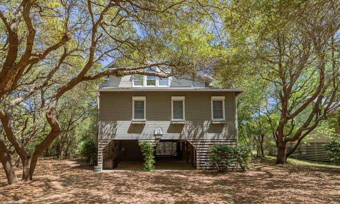 Duck Casa | Oceanside with Short Walk to Beach, Community Pool, Open and Airy Living.