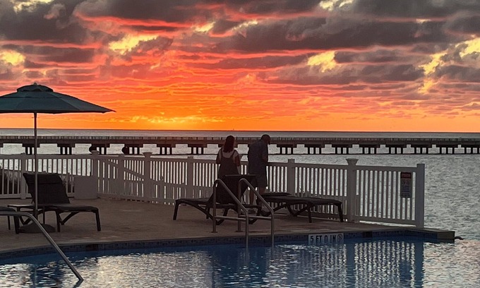 Alice Town Condominio | Oceanview 2 bed, 2 bath, steps away from clubhouse, beach and pool.