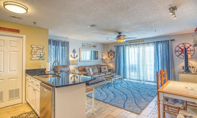 Surfside Beach Condominio | Condominio recientemente remodelado, unidad final, con vista al mar y vista a la piscina.
