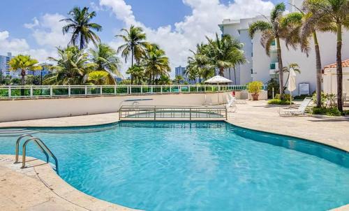 Puerta de Tierra Apartamento | Oceanview Sub Penthouse, Walk to Beach & Pool