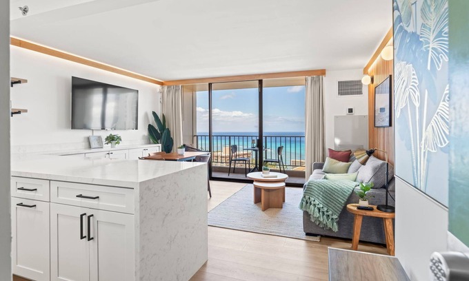 Waikiki Condominio | Condominio Waikiki renovado con vista al mar, estacionamiento gratuito. A una cuadra de la playa