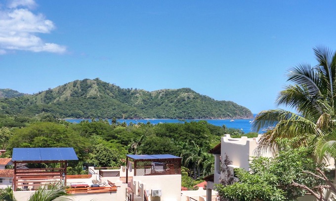 Coco Sunset Hills Condominio | Oceanviews on a Budget - Massive Rooftop Patio