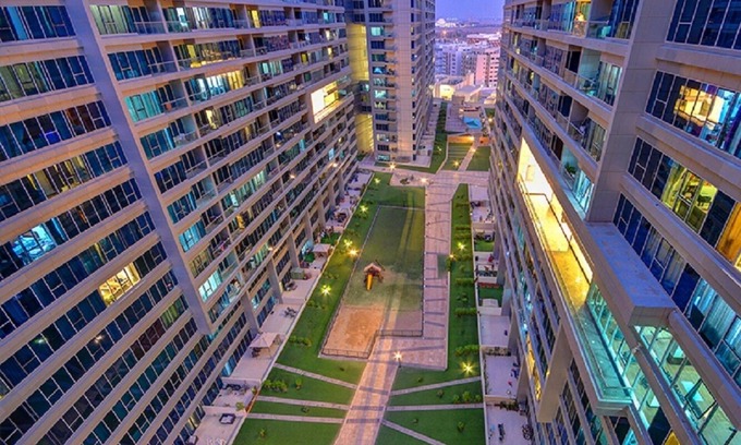 Dubai Apartamento | Amplio apartamento 2BHK en las animadas Torres Skycourts