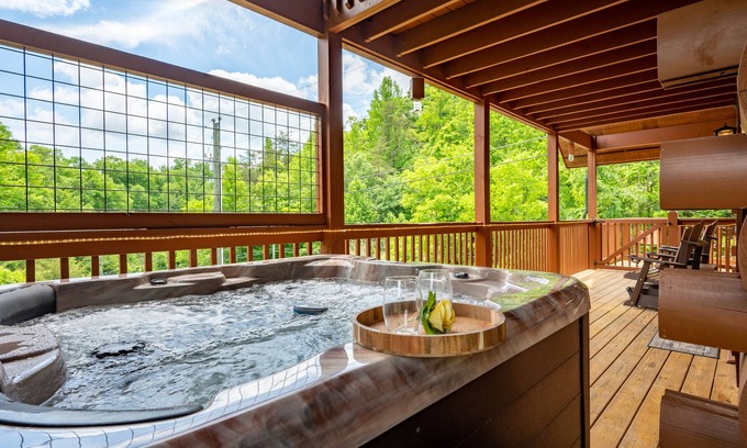 Sevierville Cabina | Save This August! Quiet & Cozy King Beds Games Hot Tub Easy Access!
