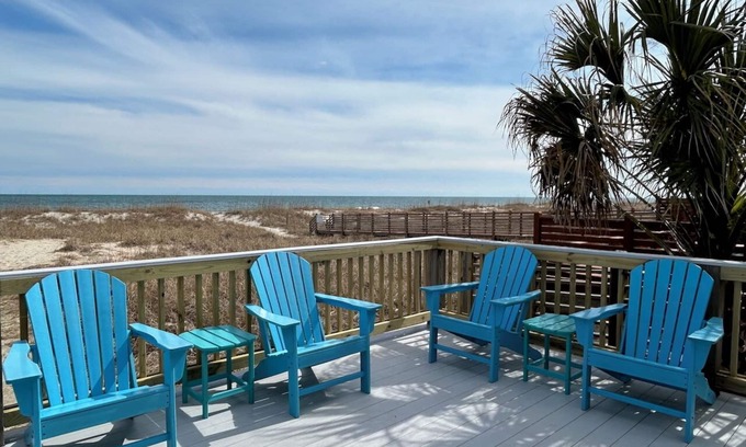 Kure Beach Casa | ¡Ofertas de otoño! 3BR FRENTE AL MAR KURE BEACH HOME: acceso privado, ubicación, WiFi, columpio