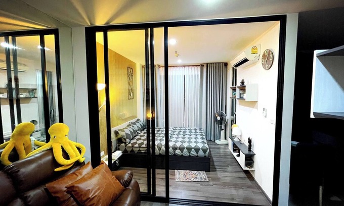 Phra Khanong Nuea Condominio | Octopus Suite on HighRise, Skytrain, Fast Wifi and AC