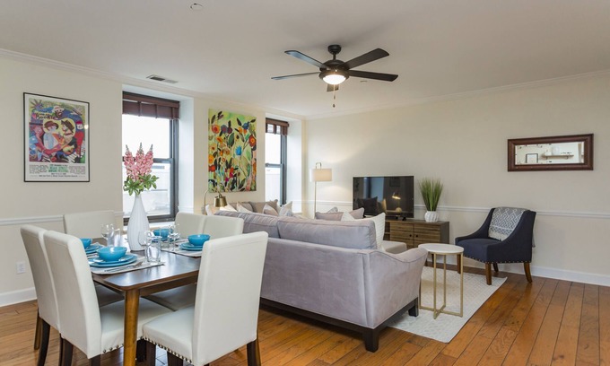 Downtown Nashville Condominio | Downtown Condo: estacionamiento gratuito + corazón del centro. Cerca de la iglesia y 7th.