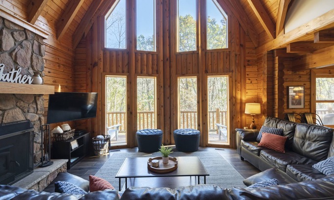 South Bloomingville Chalet De Esquí | ❤️ of Hocking Hills 🌲 Hot Tub, Wifi, Close to Trails + Caves, 11 Secluded Acres