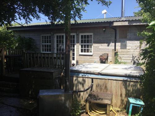 Langport Casa | Off grid chalet . HOT TUB & SAUNA. Kid friendly.
