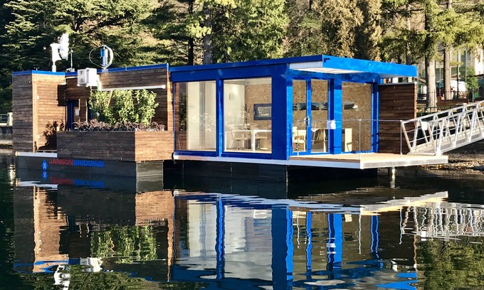 Porto Ceresio Alquiler De Eote | Off-grid floating unit with low environmental impact.