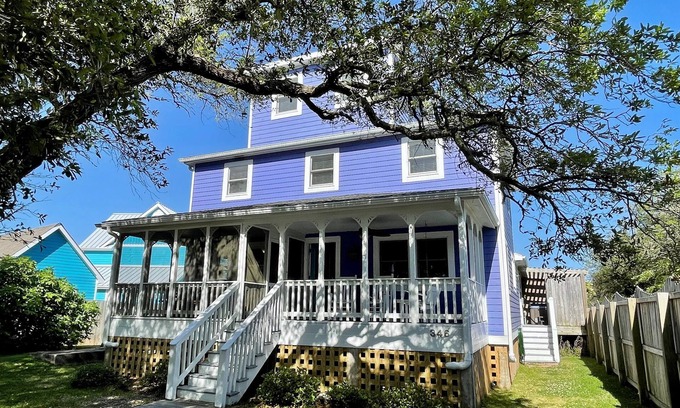 Ocracoke Casa | Off the Deep End: piscina cubierta climatizada, jacuzzi, a corta distancia del puerto.