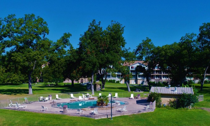 New Braunfels Condominio | Off the Hook Chardonnay Getaway, Watewheel Condos On The River, pet friendly