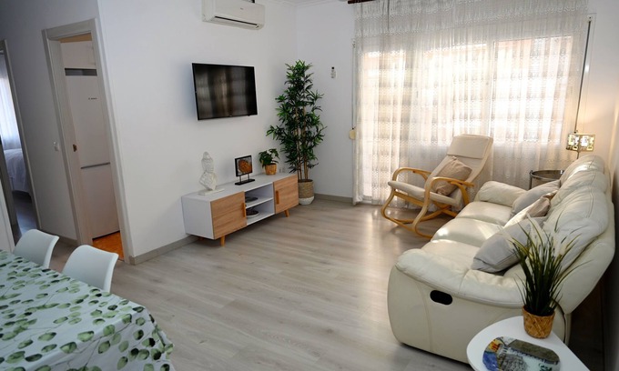 Badalona Apartamento | OFERTA TRES DORMITORIOS, CLIMATIZADO, WIFI GRATIS, TRANQUILO LUMINOSO, METRO
