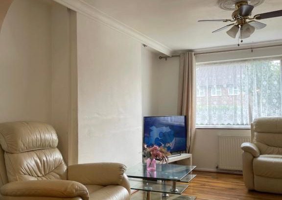 Fieldway Casa | offering cheerfull and spacious rooms throught this 3 bed room semi detached house with large garden and off-street parking.